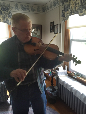 Robert Hil playing his fiddle